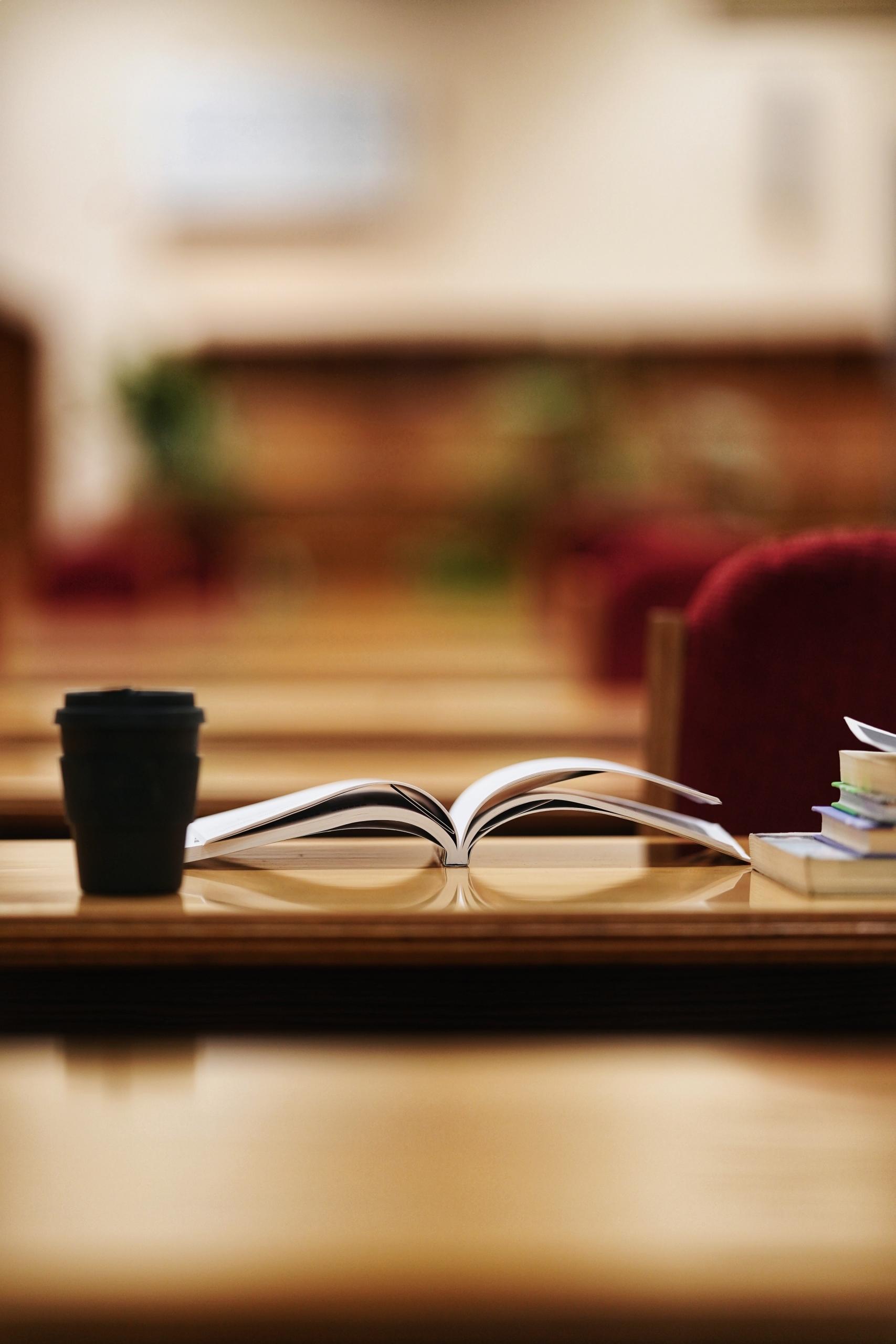 Un livre ouvert sur une table.