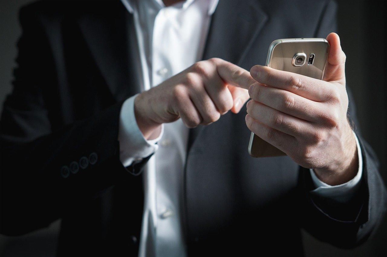 un homme sur son smartphone