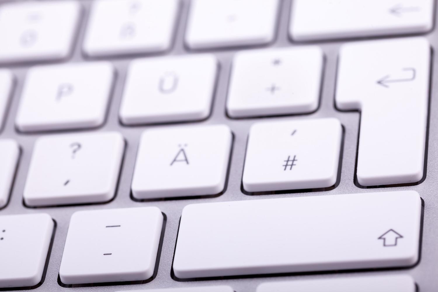 Zoom sur un clavier d'ordinateur blanc.