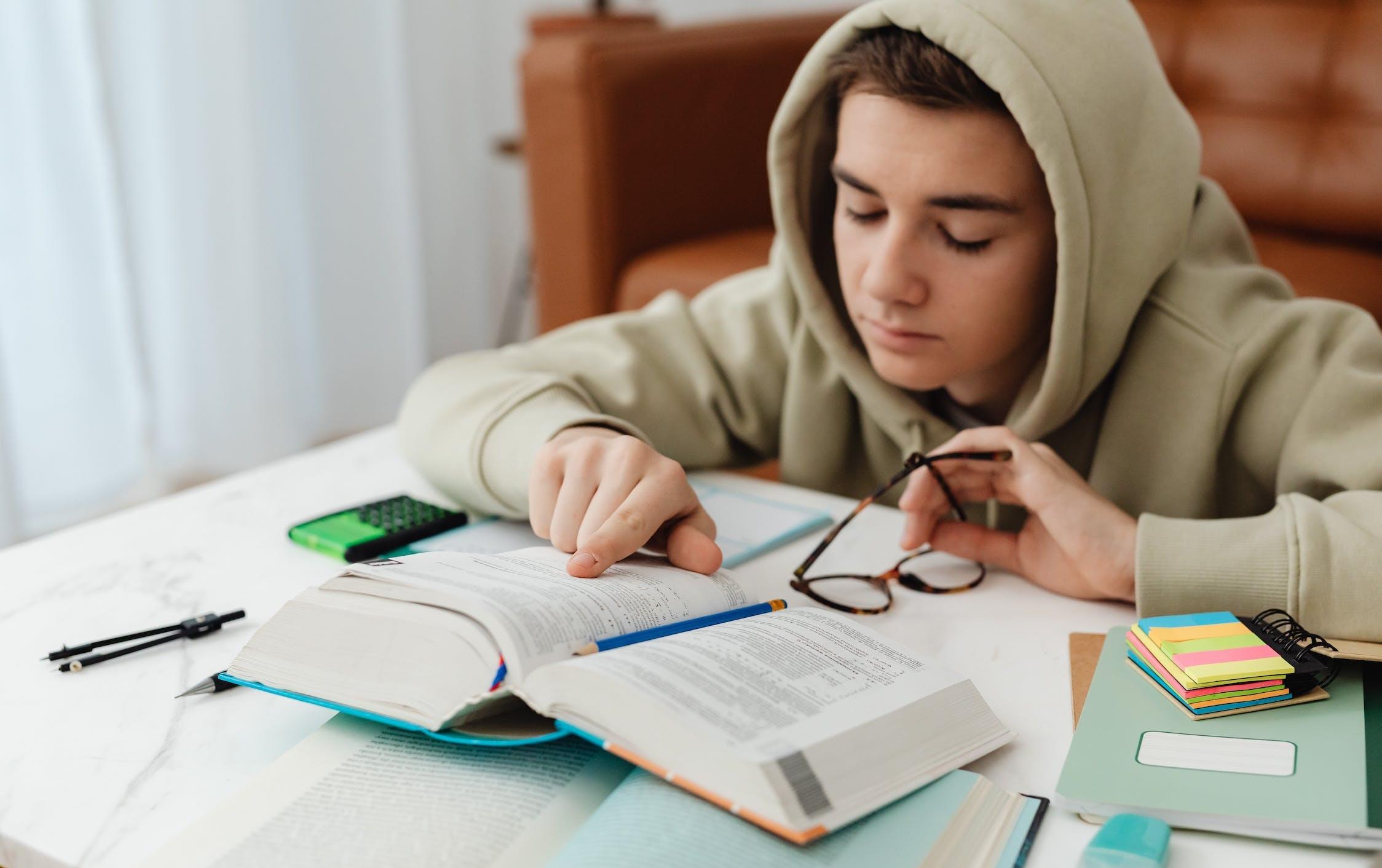 Une personne étudie un livre de maths.