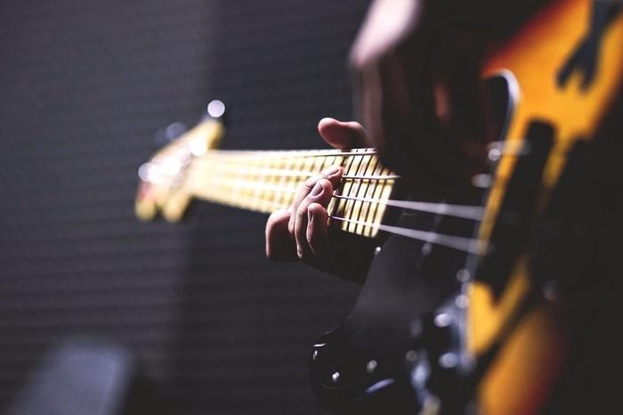 Combien dépenser dans les cours de basse ?