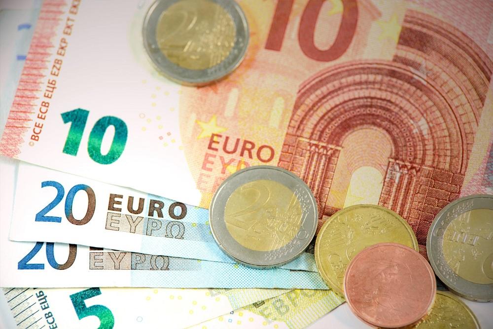 Photo de pièces et billets d'euros.