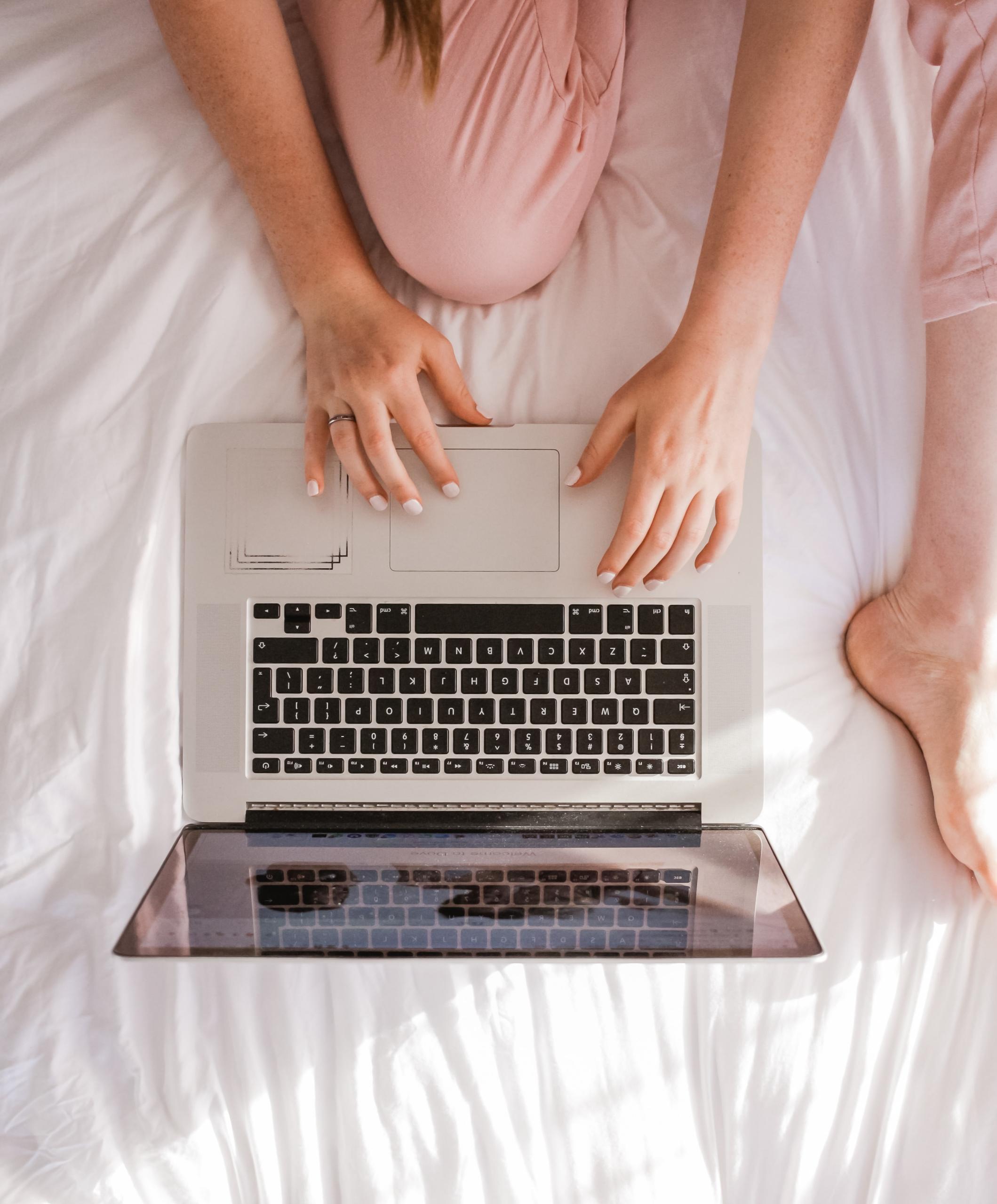 Un mac posé sur un lit.
