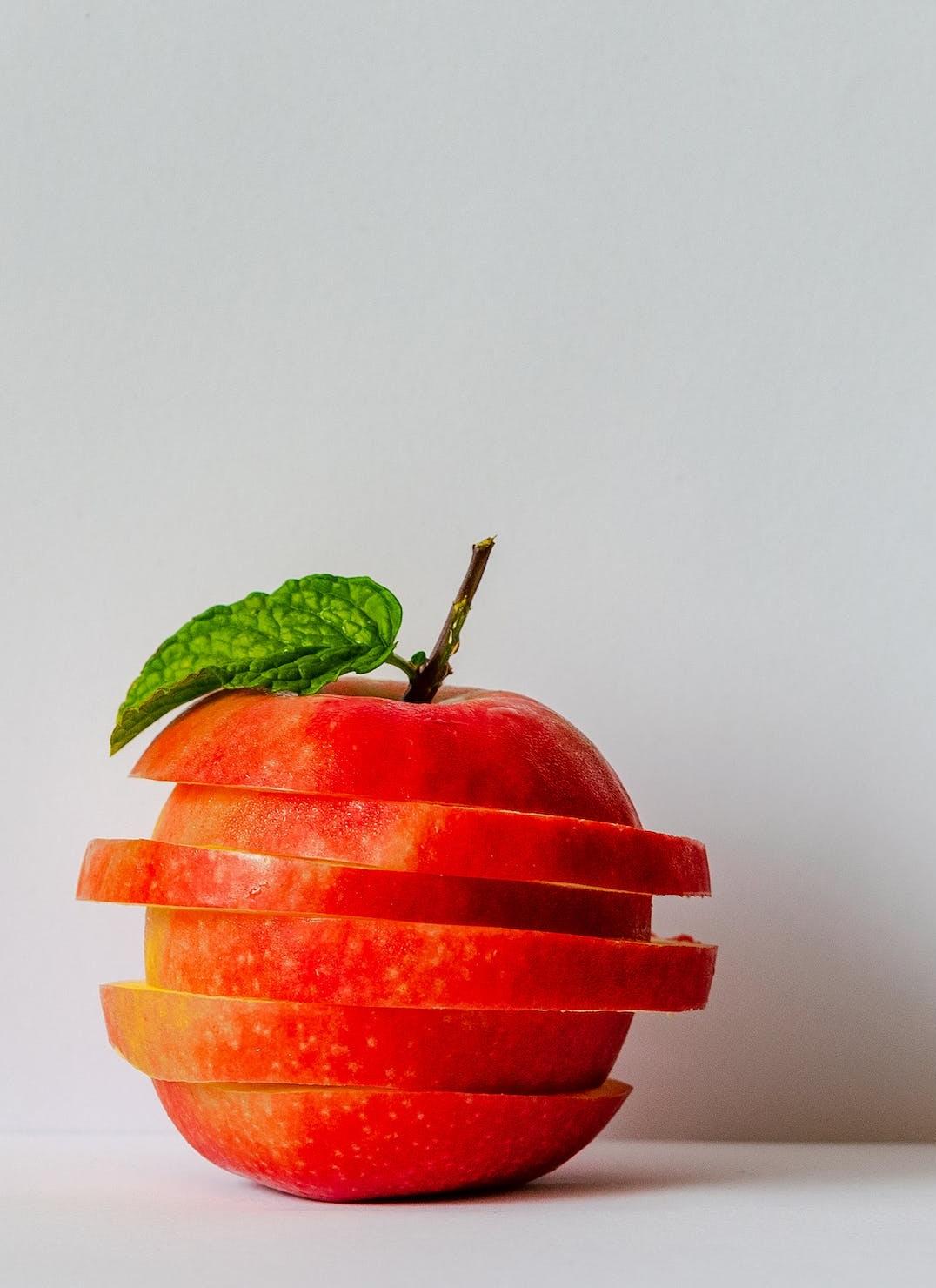 Une pomme est découpée sur une table.