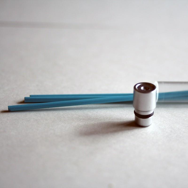 Des mines bleues sont posées sur une table.