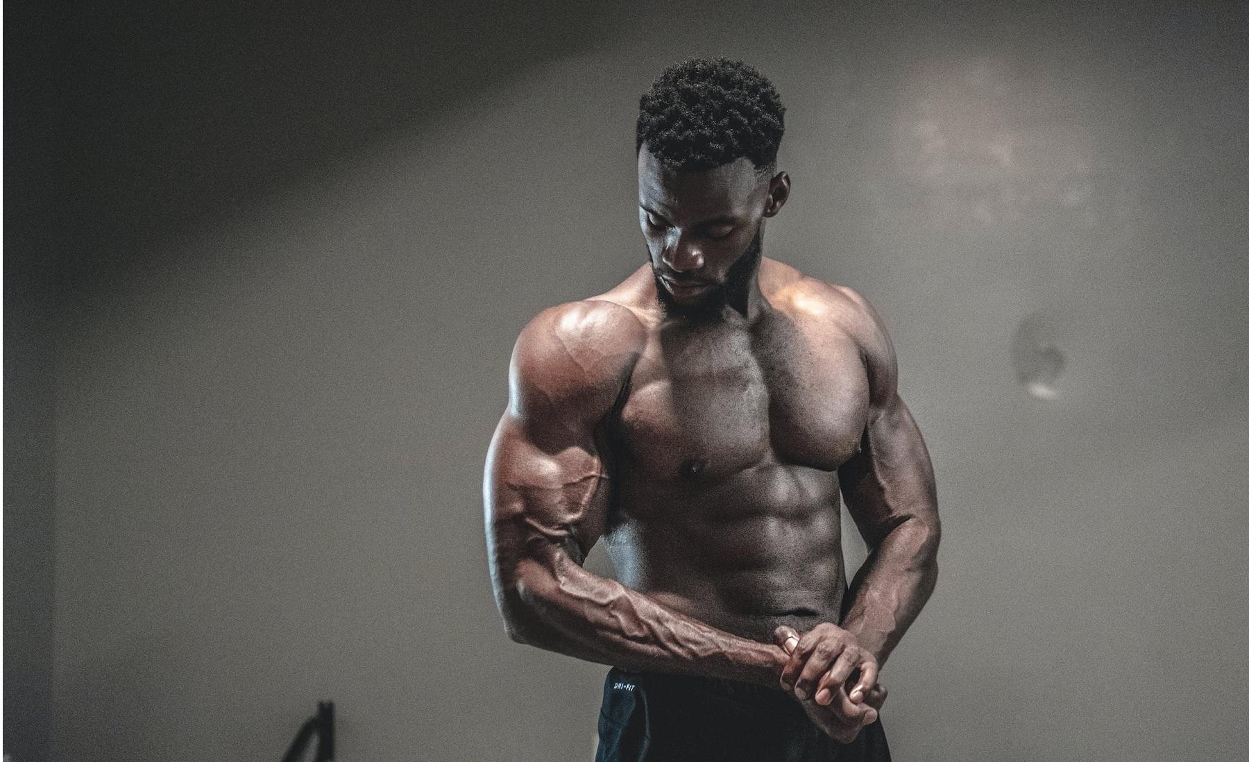 Photo d'un homme torse-nu.