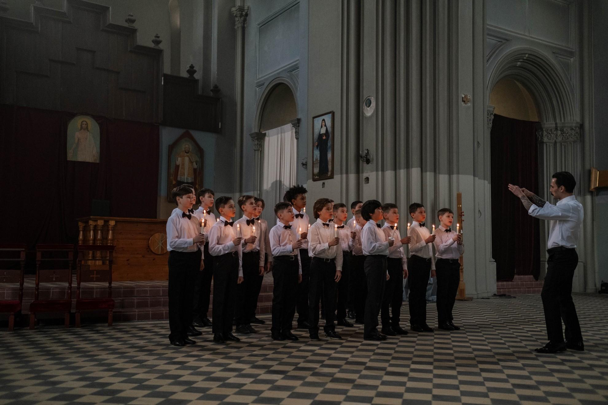 Des enfants chantant dans une église.
