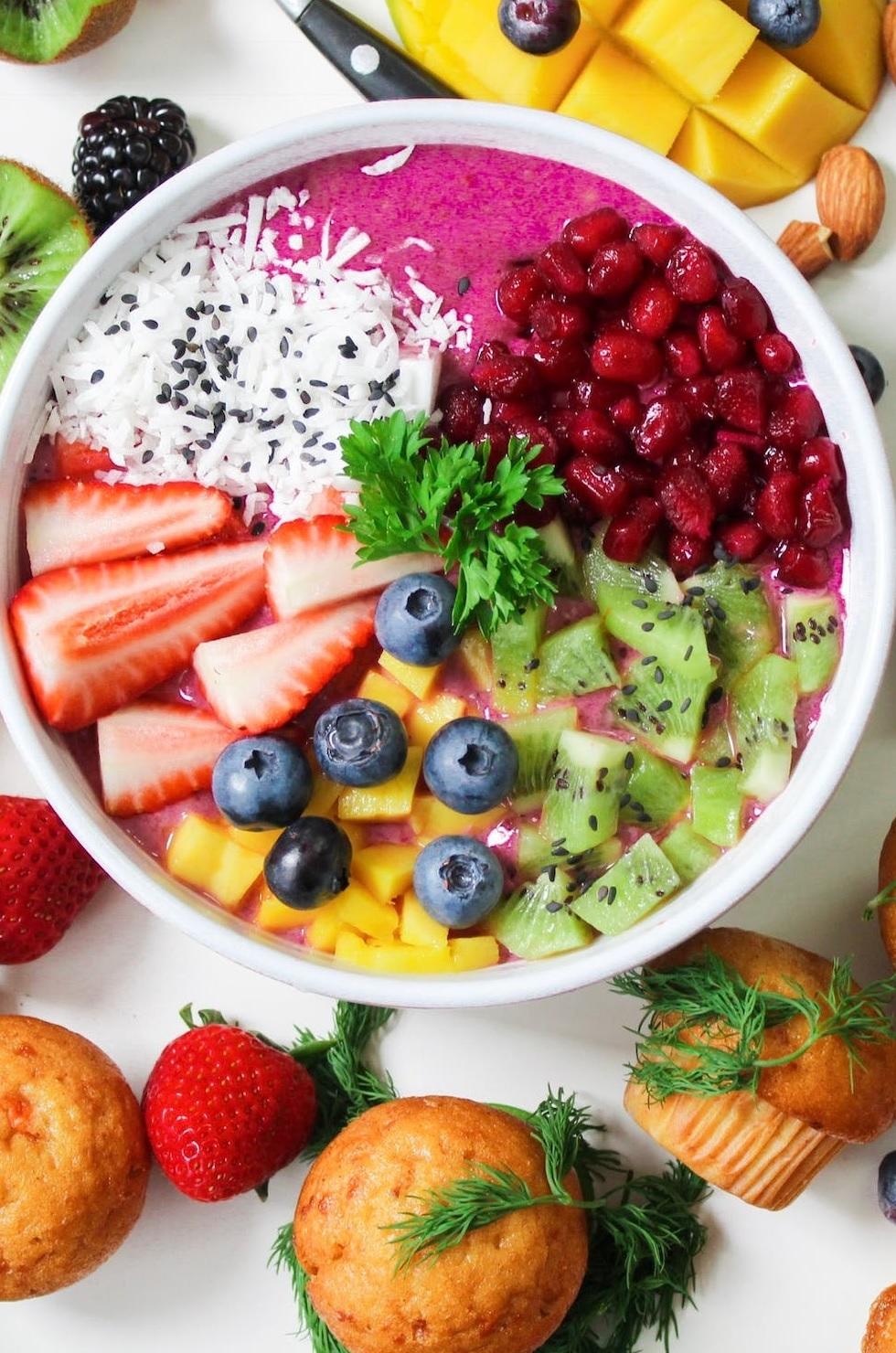 Assiette de fruits sur une table.