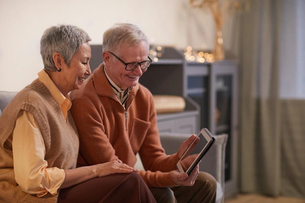 Deux seniors utilisent une tablette.