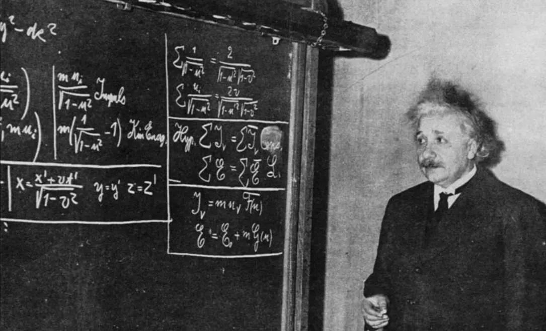 Einstein devant des calculs mathématiques