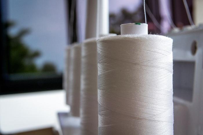 Comment enfiler une surjeteuse ?