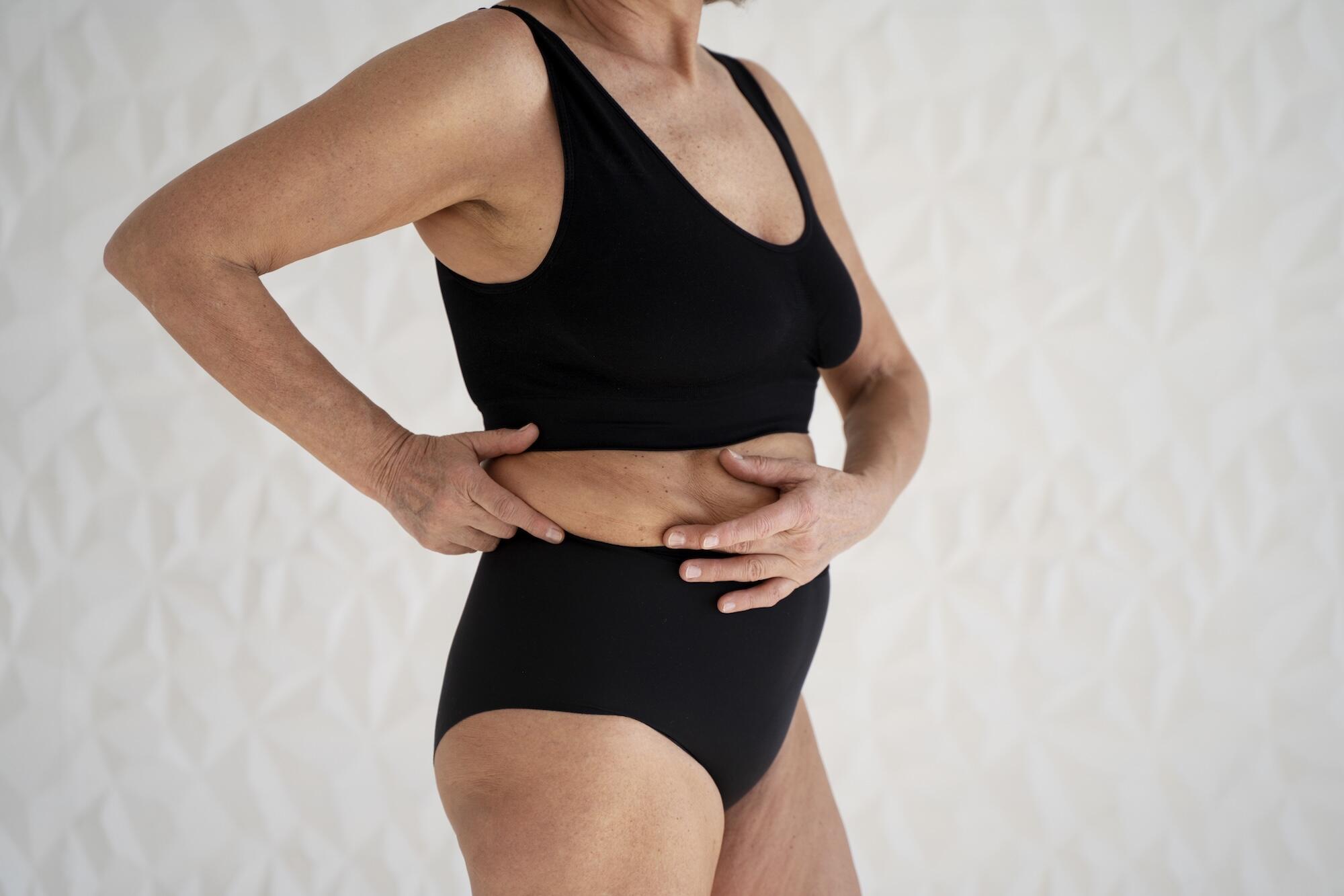 Une femme de profil en sous vêtements