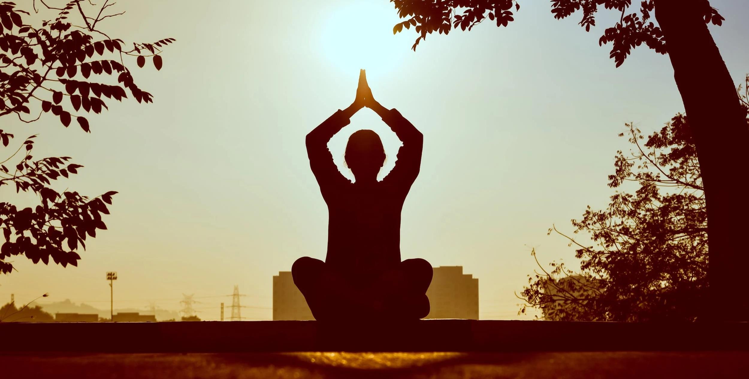 Une personne tient une position de yoga.