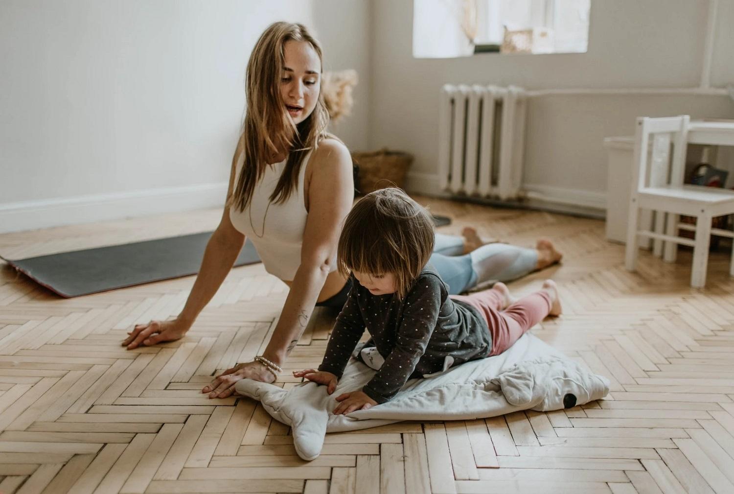 Une mère enseigne le yoga à son enfant.