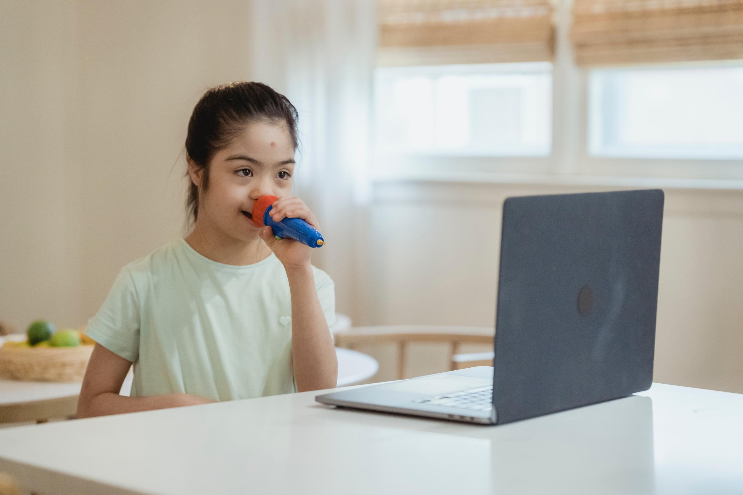 Quelle est la meilleure manière d'apprendre le chant à un enfant ?