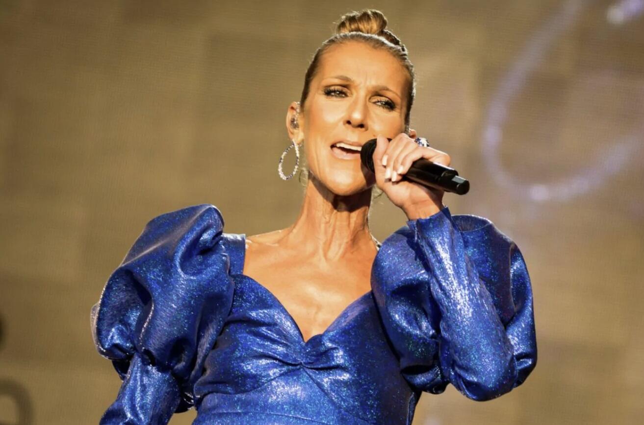 Céline Dion chante sur scène