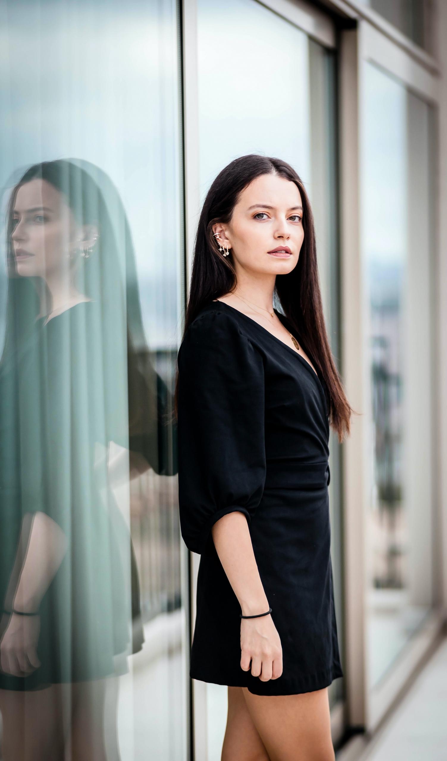 Une robe noire facile à coudre.