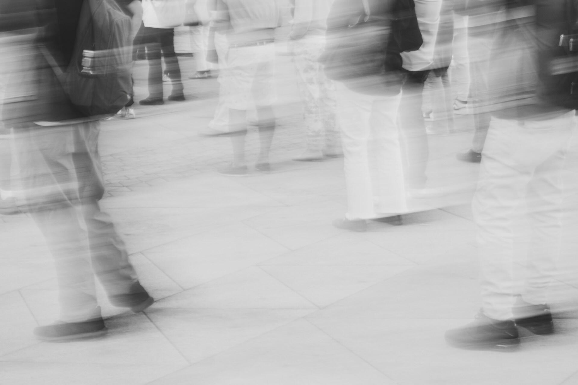 photo monochrome d'une foule à Paris - focus jambes