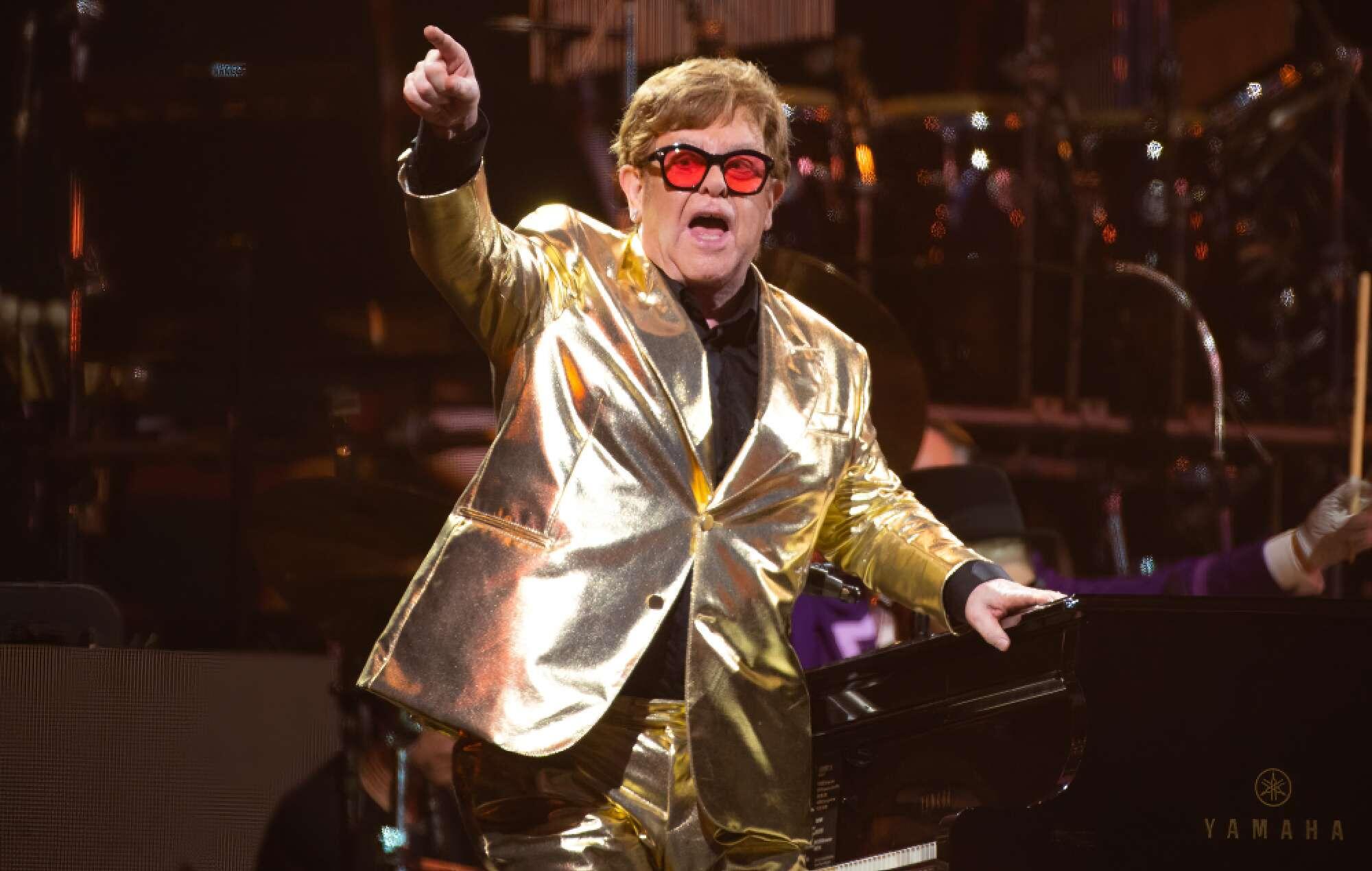 Le chanteur Elton John sur scène