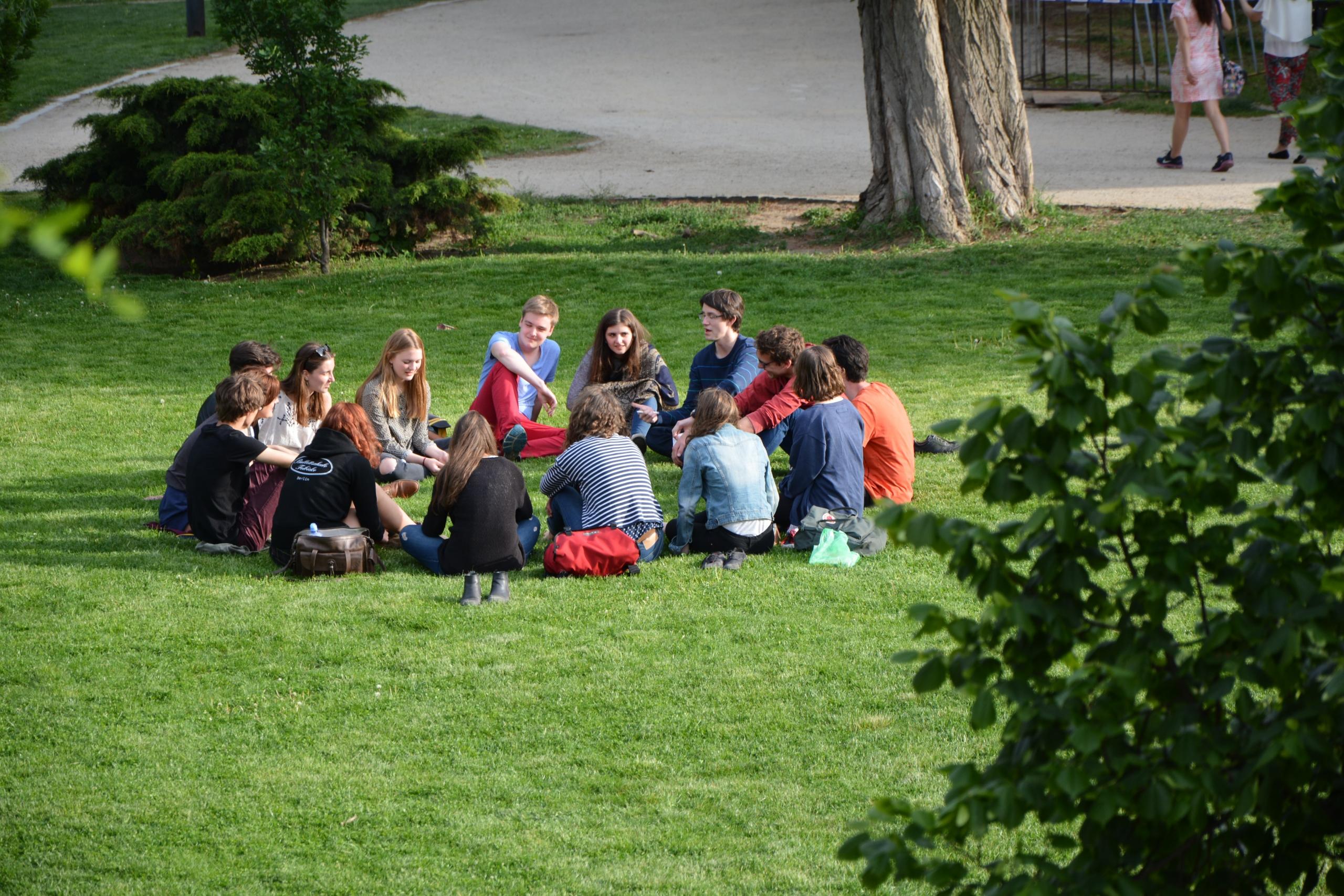 Un groupe parle espagnol dans un parc parisien