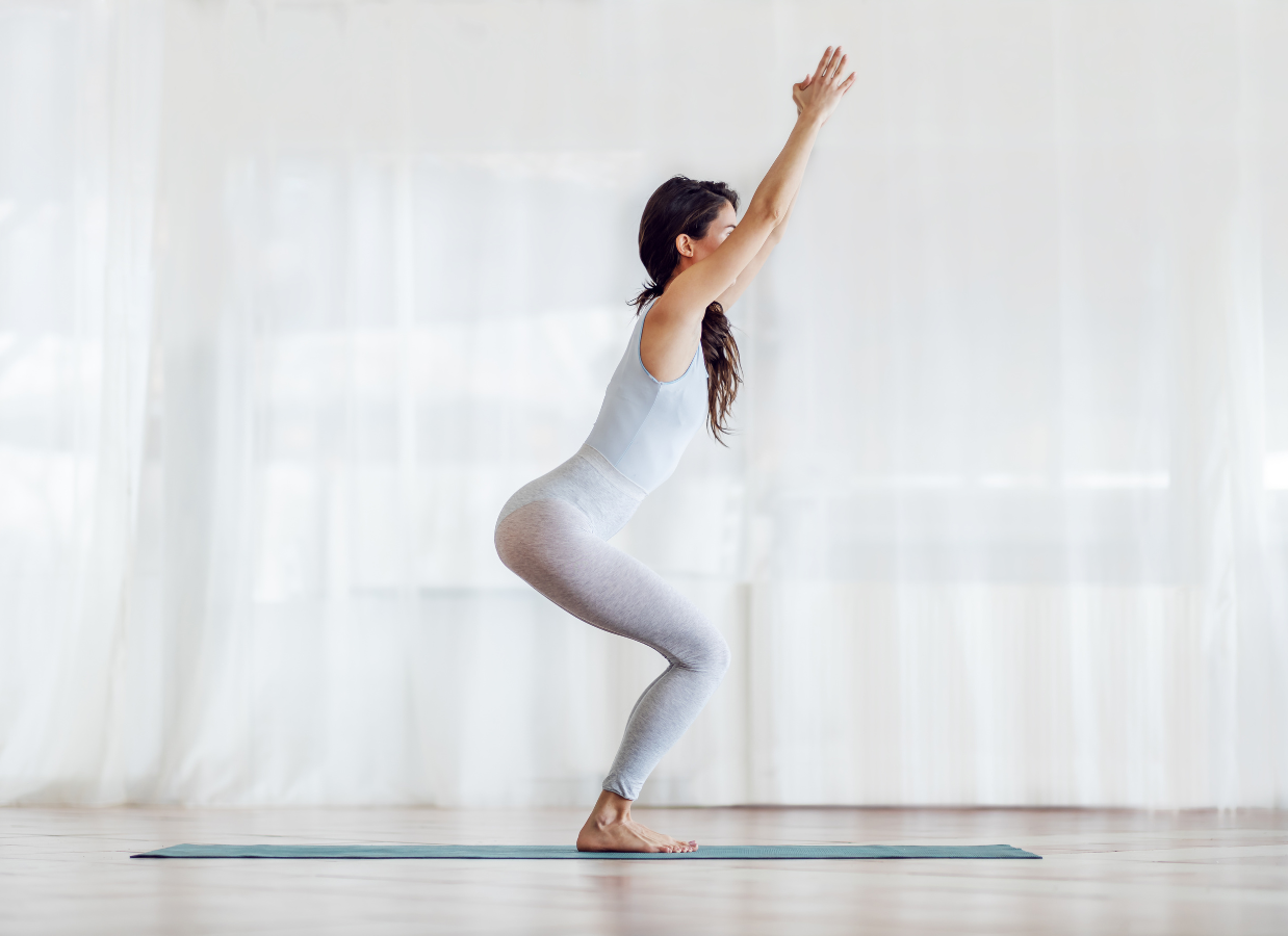 la posture de la chaise en yoga
