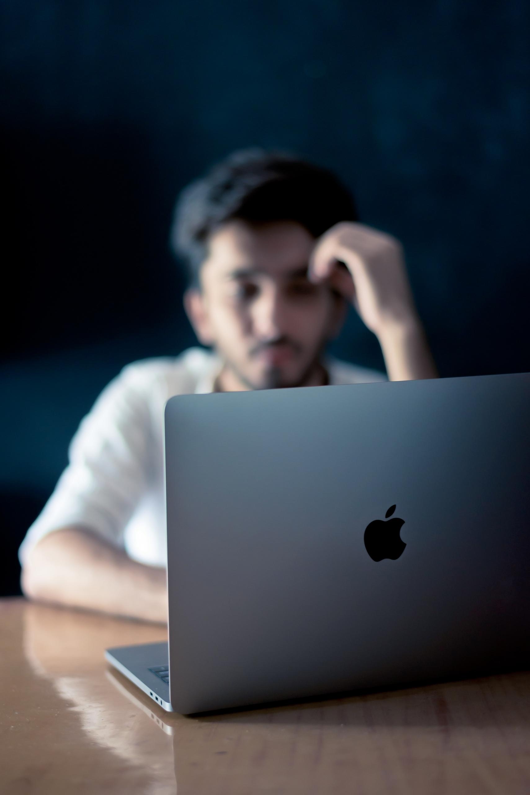 Un homme face à son ordinateur Mac
