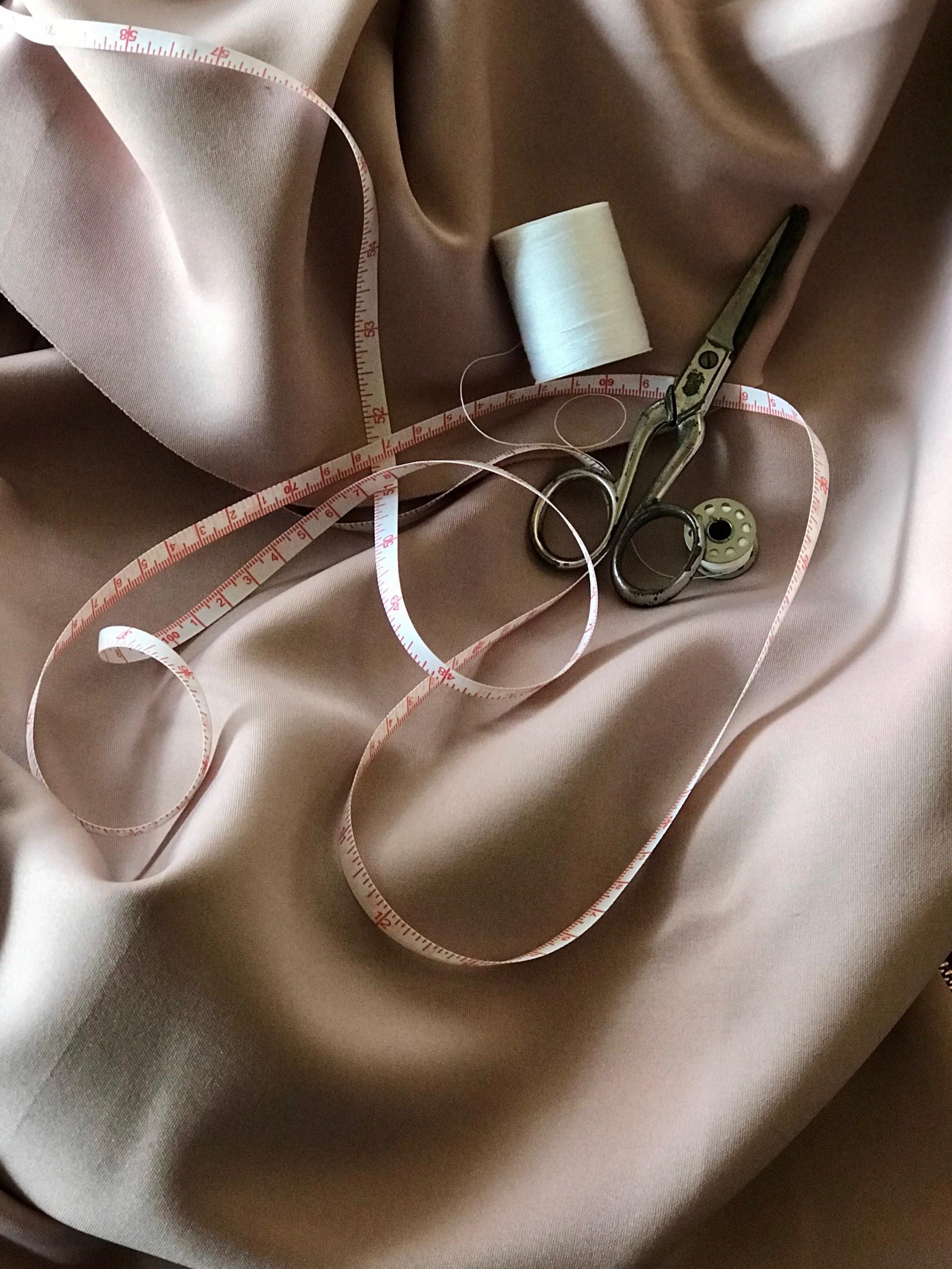 Du fil, un mètre, et du tissu