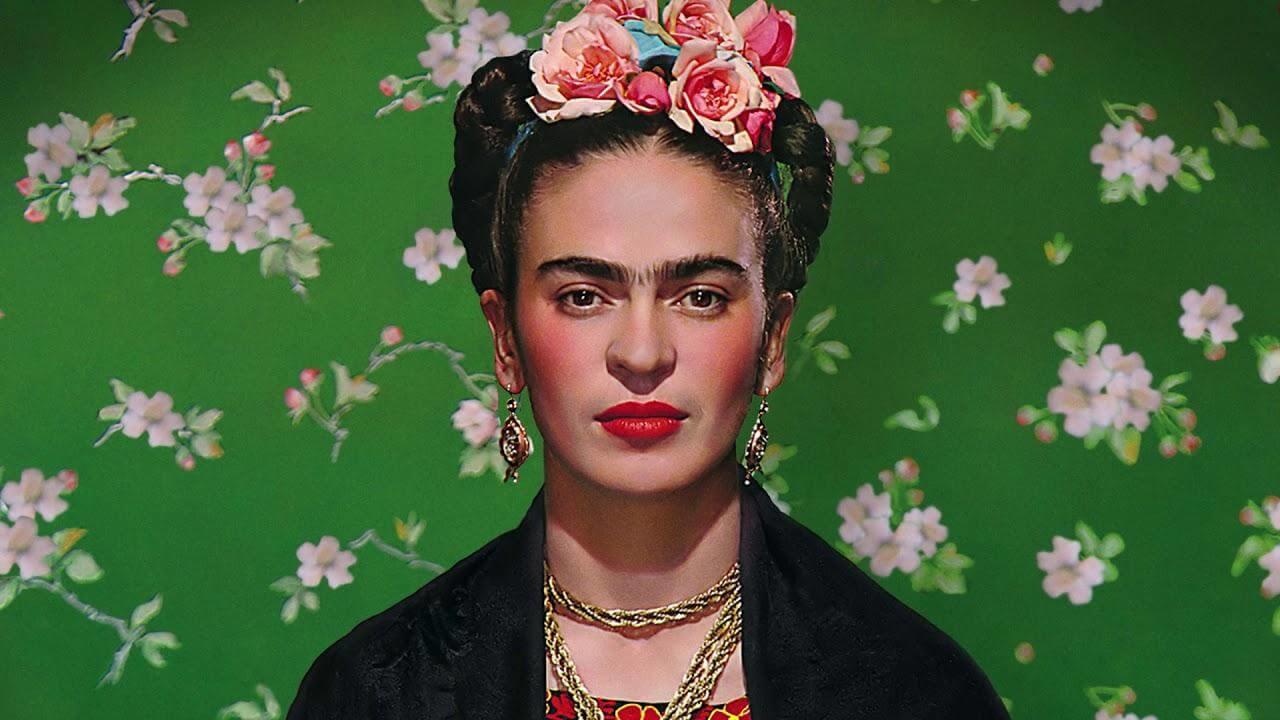 Frida Kahlo sur fond vert avec une couronne de fleurs.