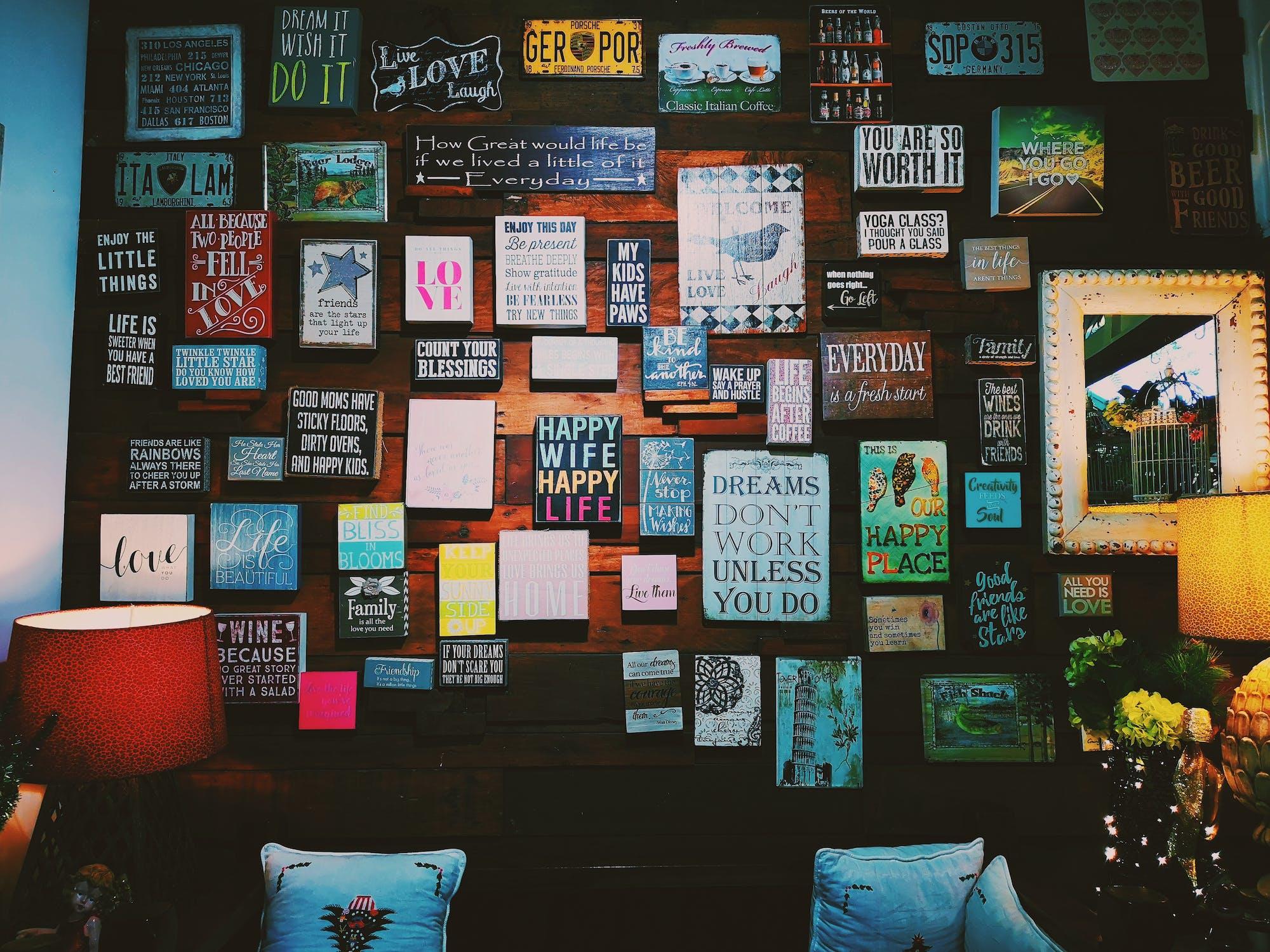 Des pancartes anglaises sont affichées sur un mur.