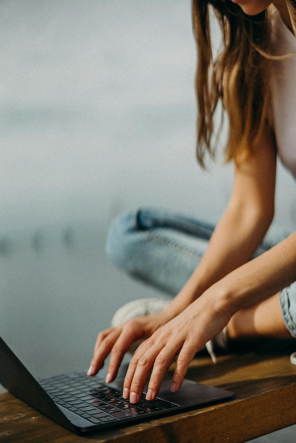 Une femme partage une partition de piano via un ordinateur.