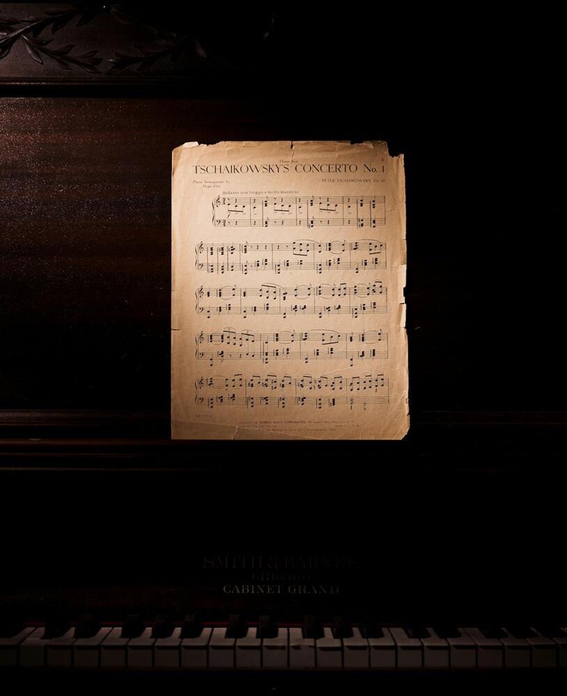 Une partition est posée sur le pupitre du piano. 