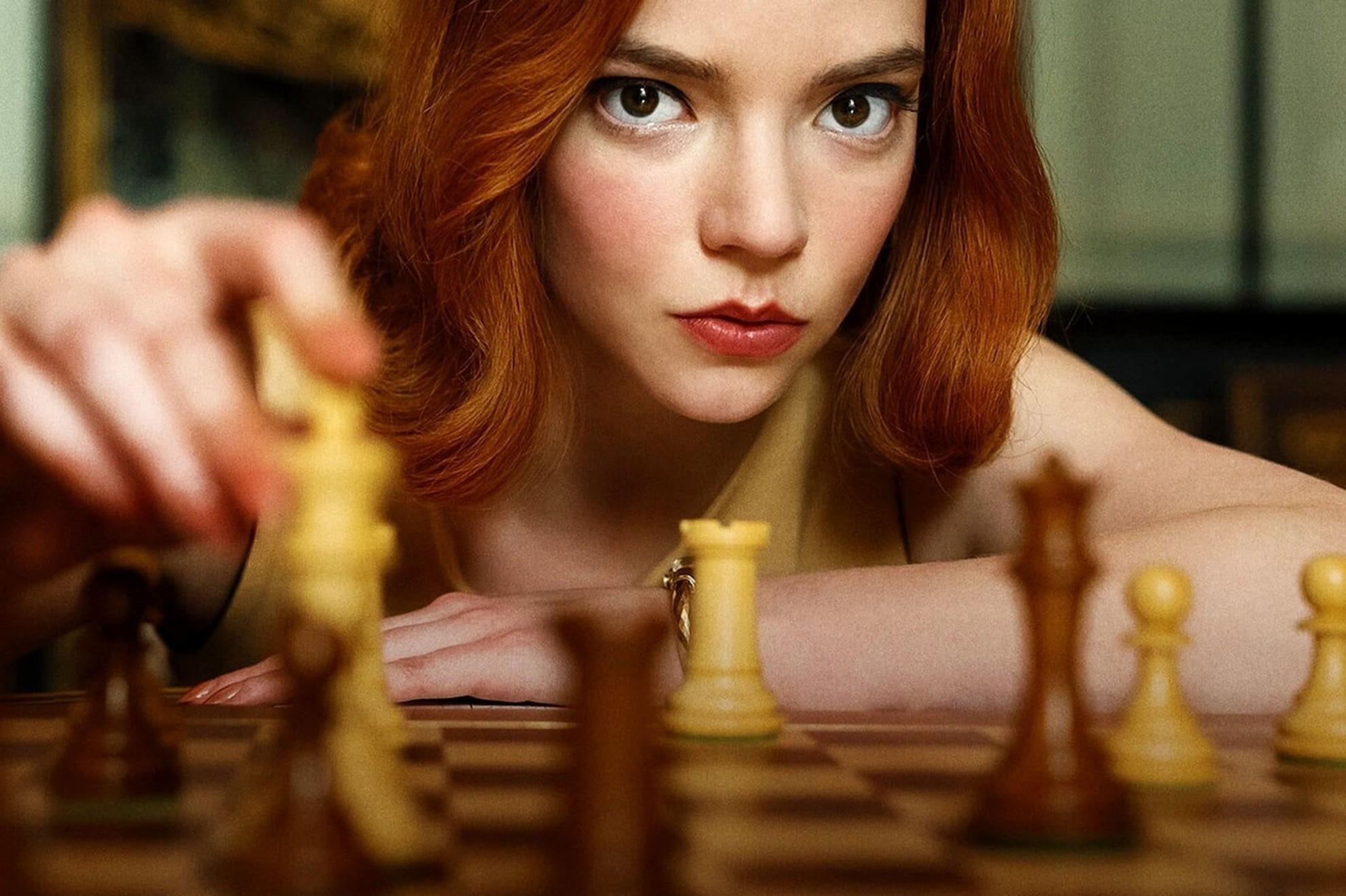 Une femme devant son échiquier
