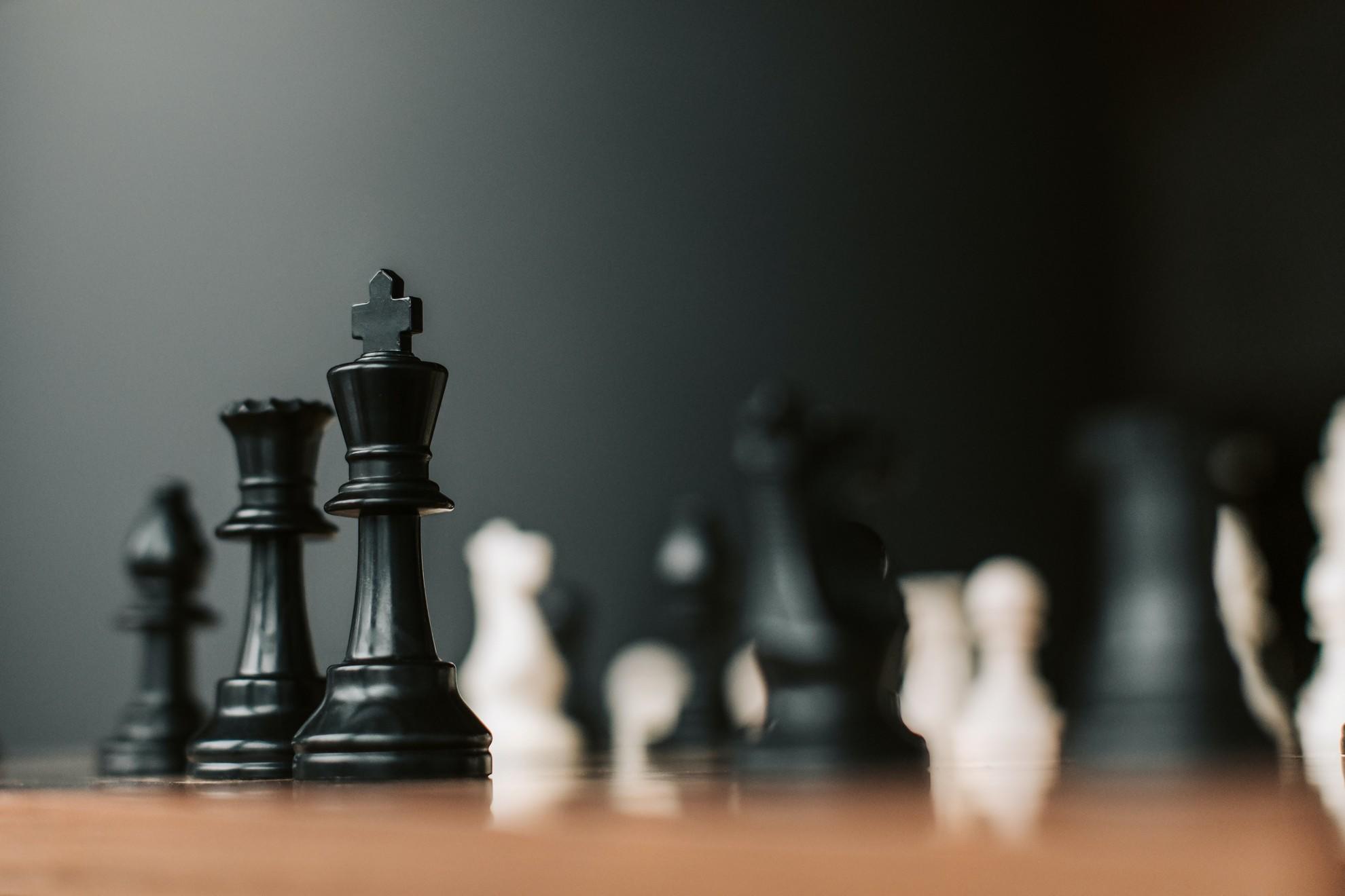 Une série de pions noirs et blancs