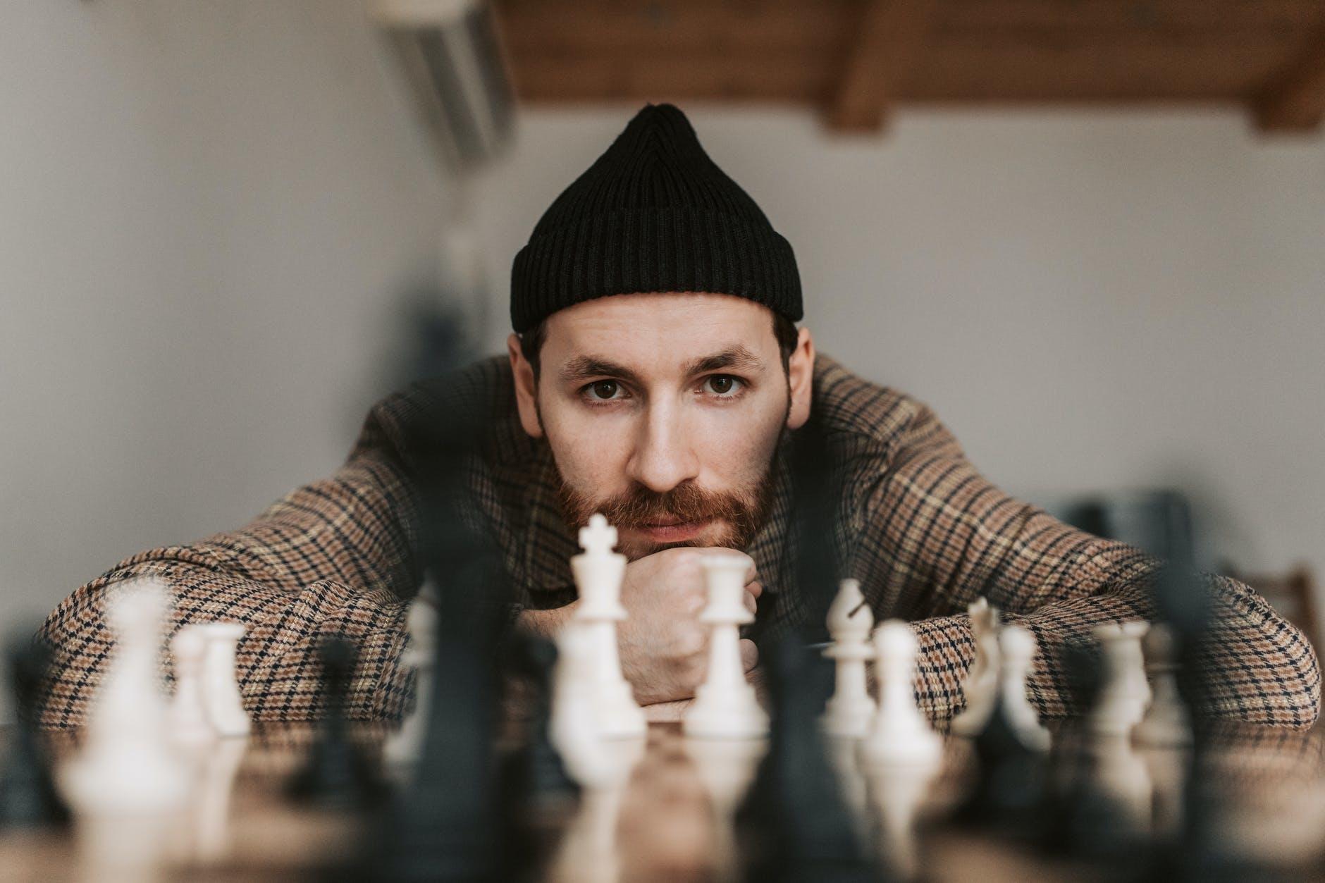 Qui commence une partie d'échecs ?