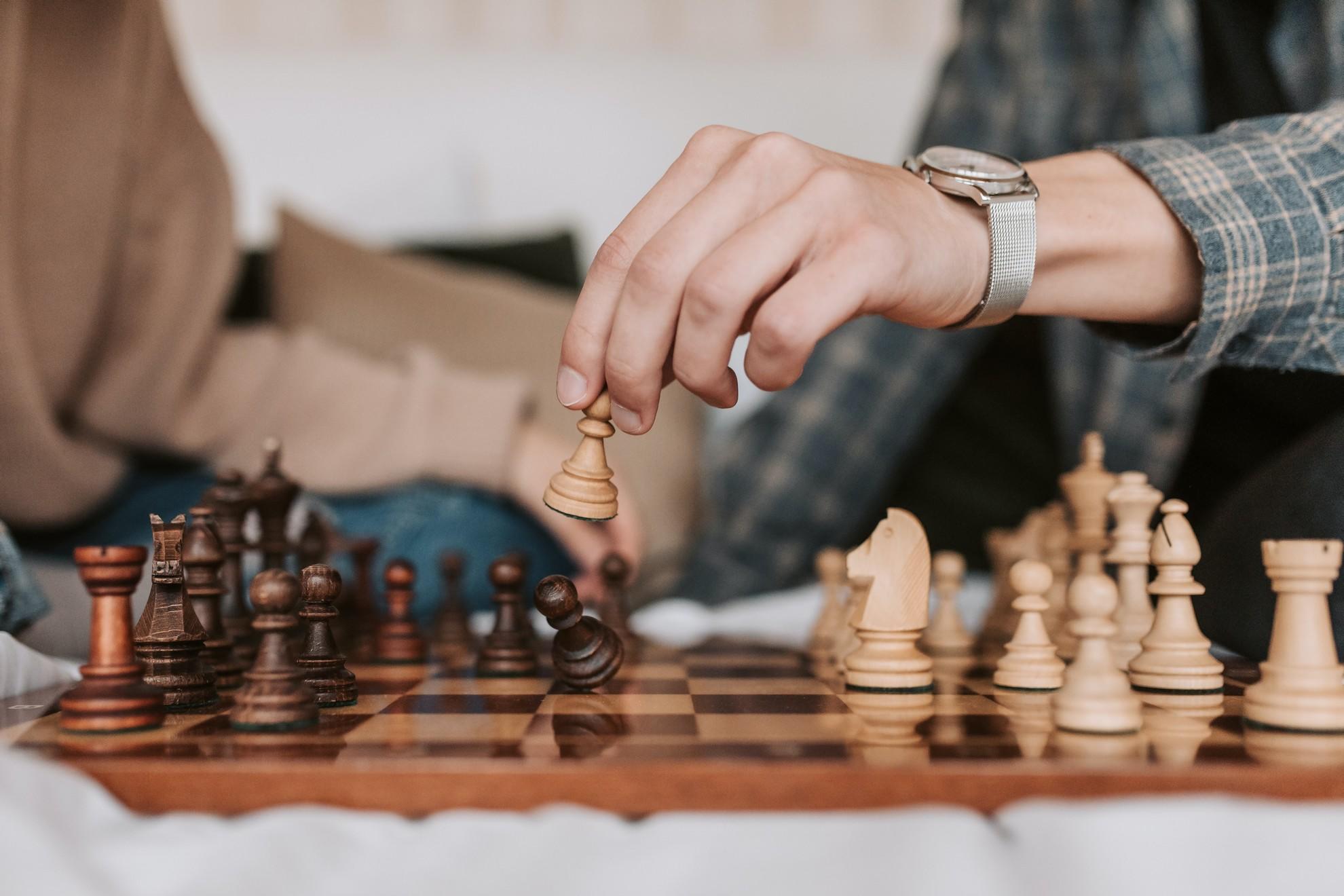 Une personne qui joue son pion sur l'échiquier
