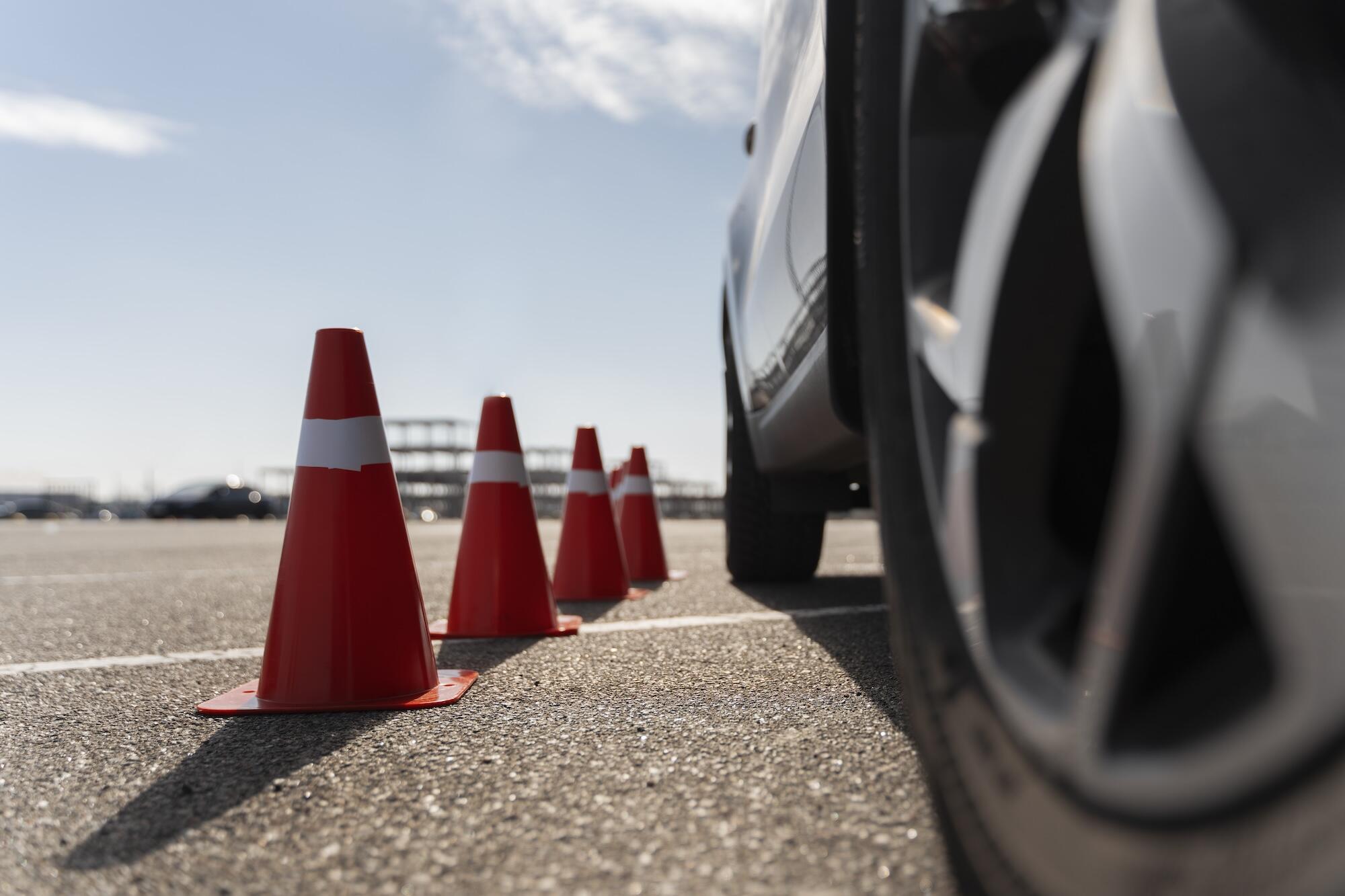 Une voiture est à côté de cones de signalisation.