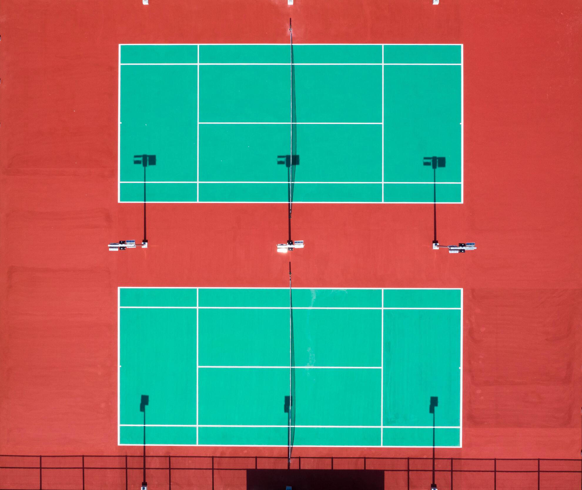Un terrain de tennis en surface dure vu du ciel.