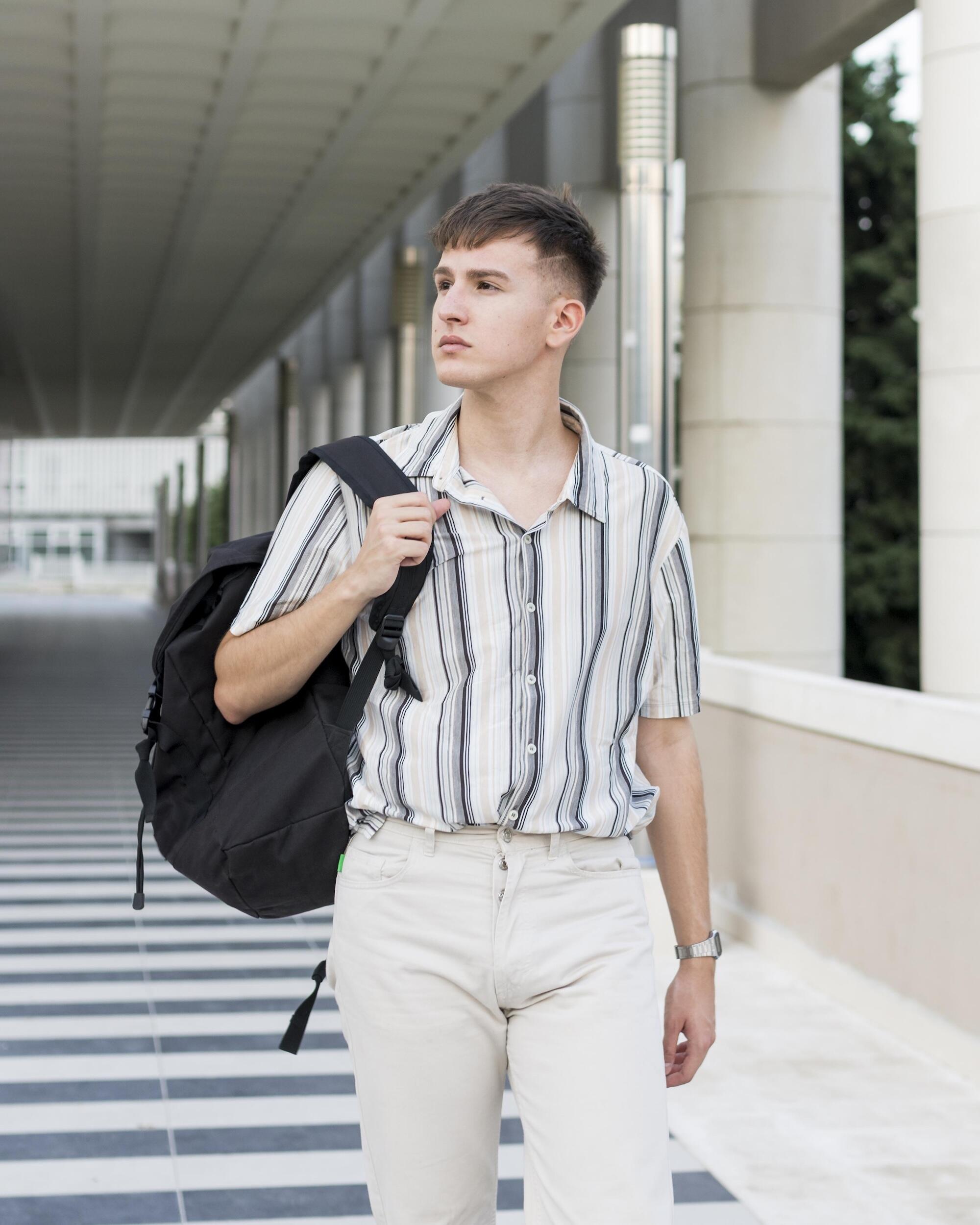 Jeune homme qui porte une chemise et un sac à dos