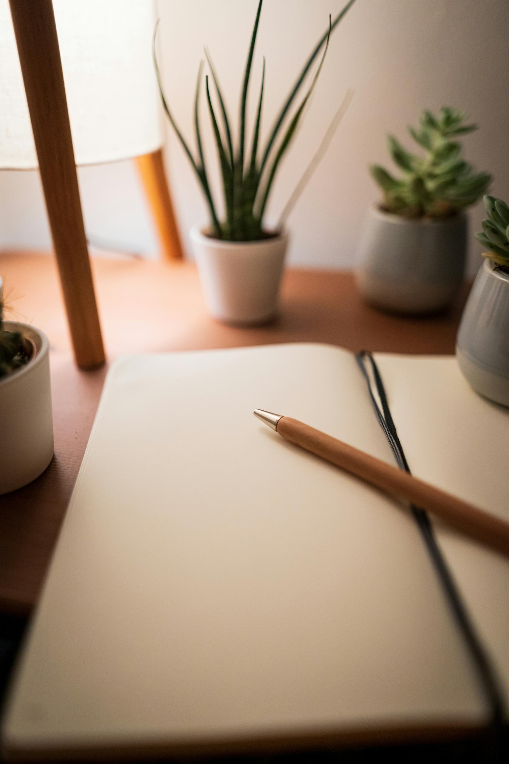 Un cahier ouvert sur un bureau.