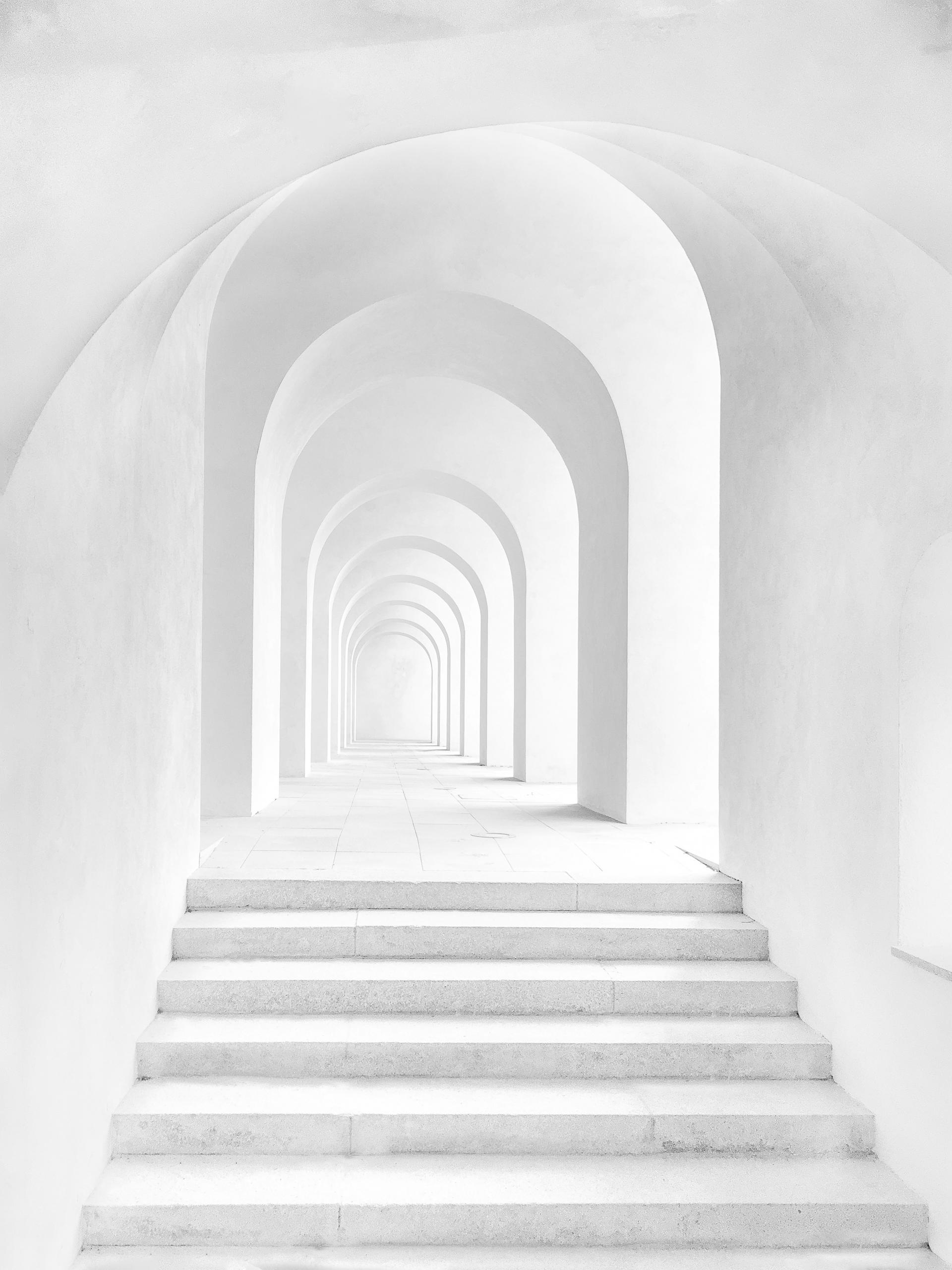 Un bâtiment architectural entièrement blanc.