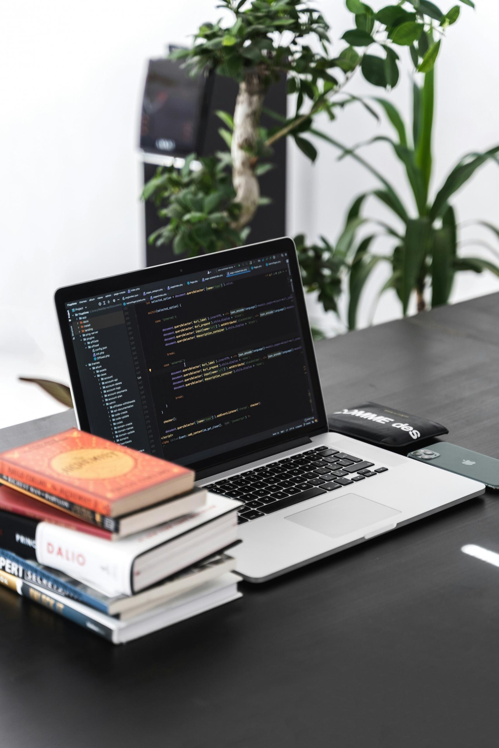 Un ordinateur portable ouvert sur une page de programmation.