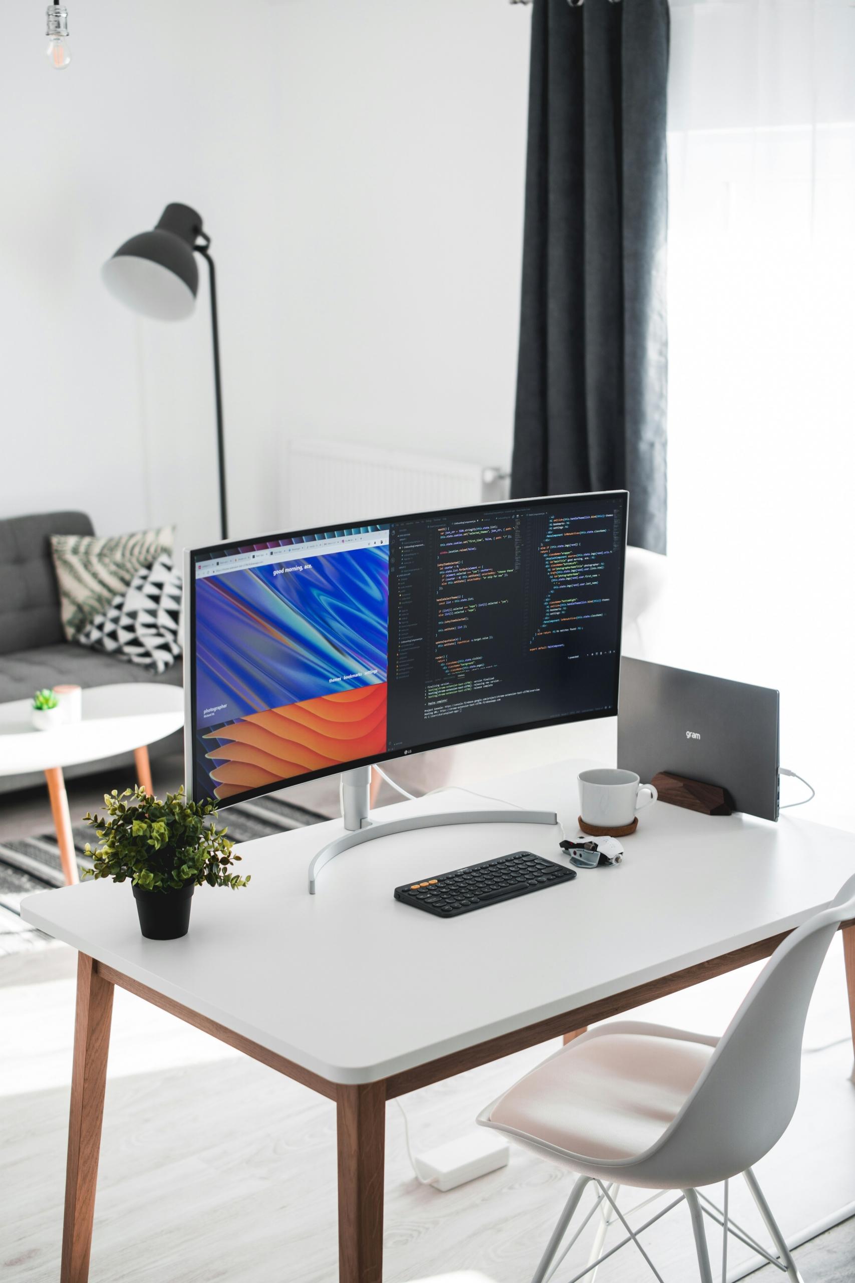 Un ordinateur de bureau.