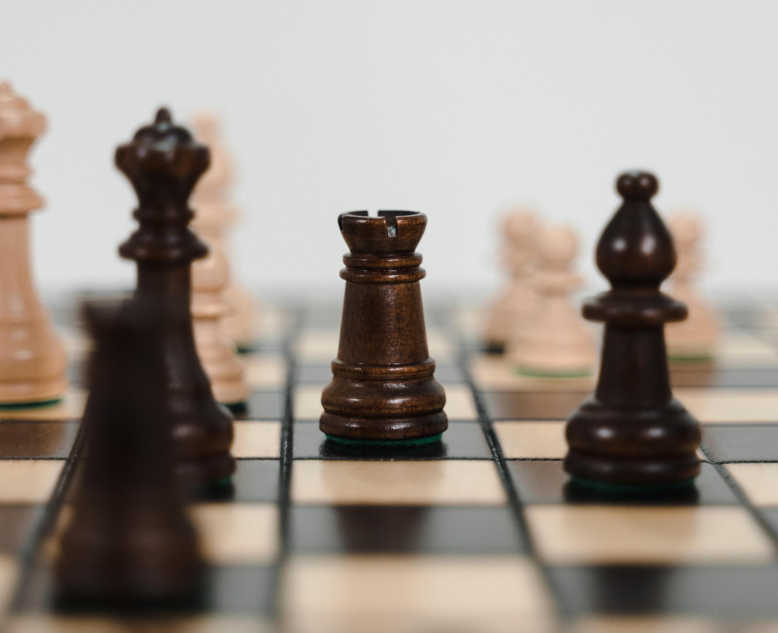 Quels sont les déplacements de la tour et du fou aux échecs ?