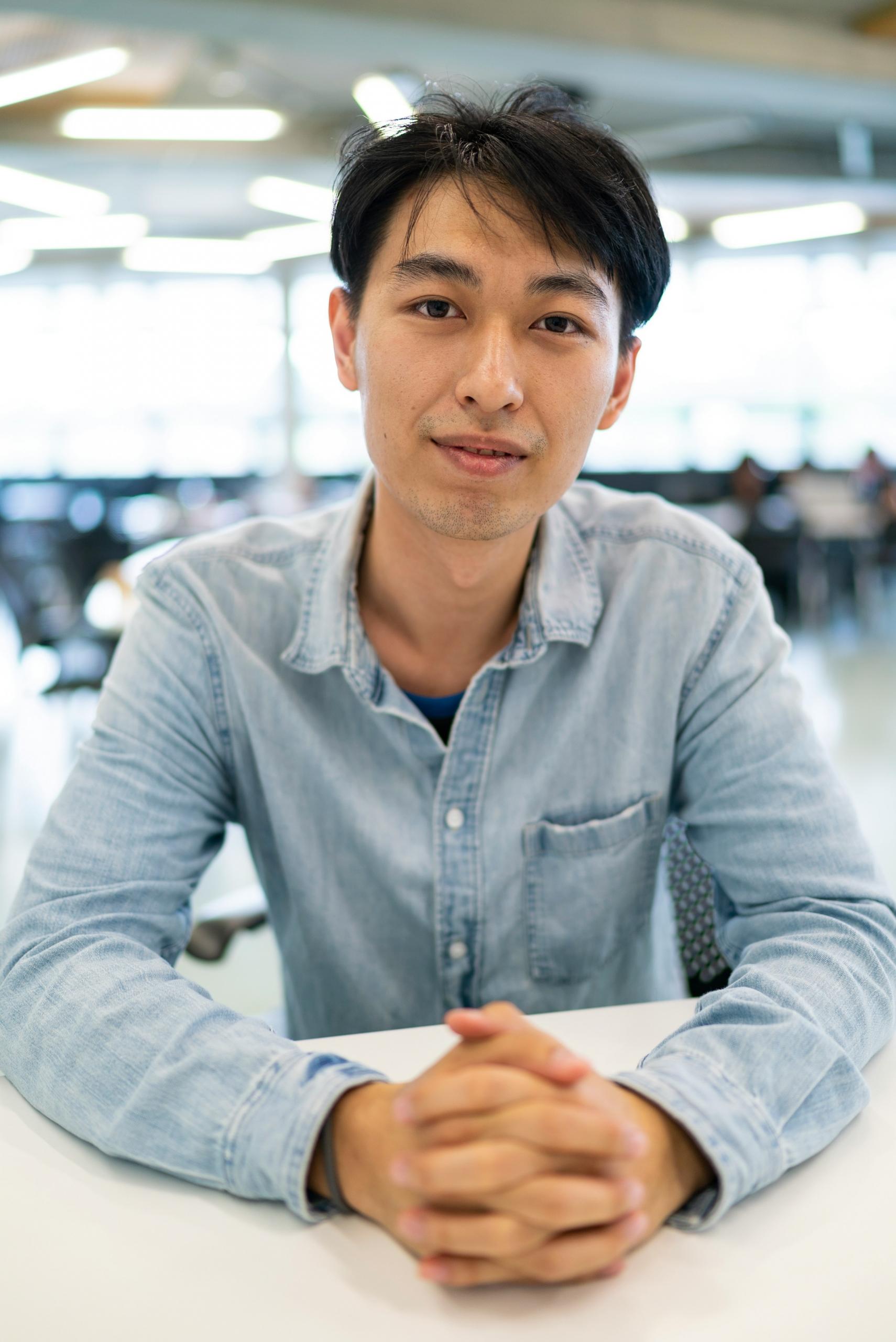 Un étudiant assis à une table.