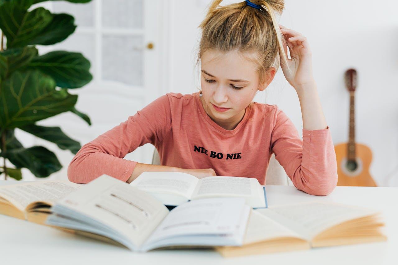 petite fille faisant ses devoirs a la maison