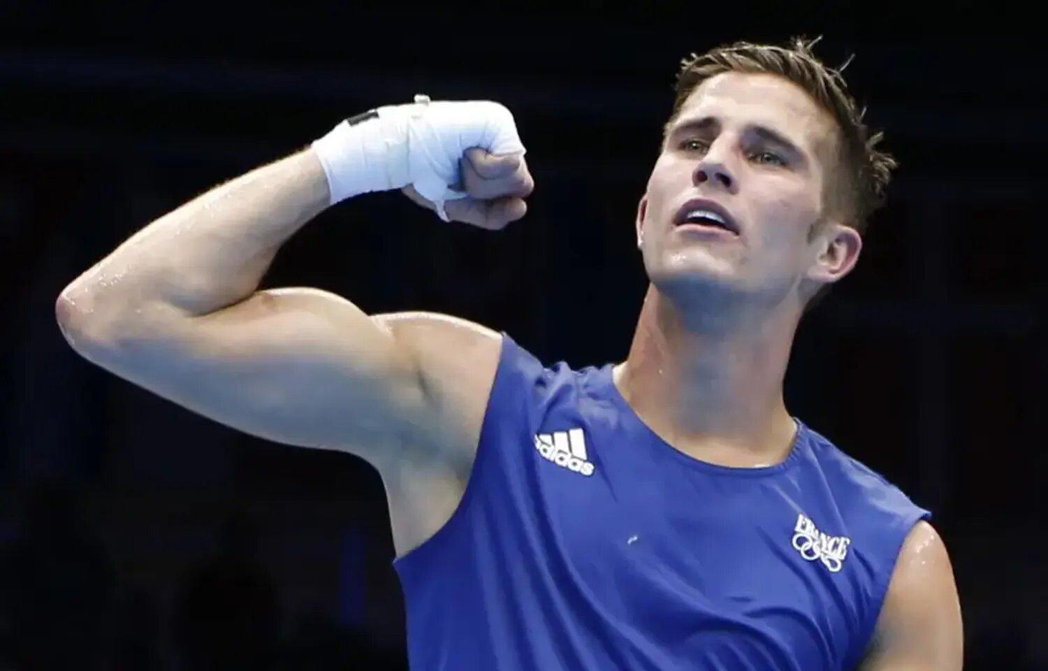 Alexis Vastine lève le poing en signe de victoire.