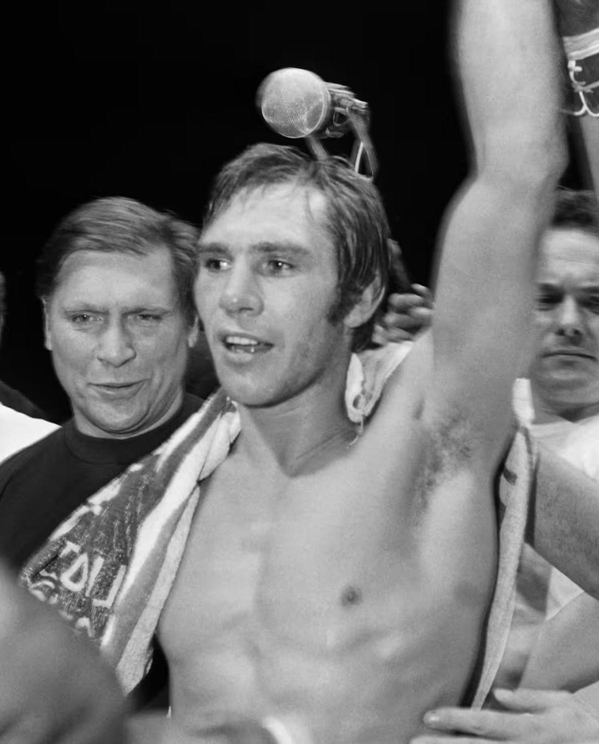 Jean-Claude Bouttier lève le bras en signe de victoire.