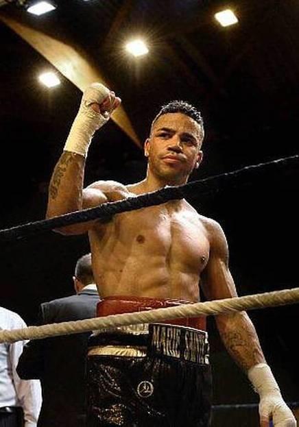 Julien Marie-Sainte sur un ring de boxe.