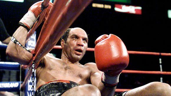 Hacine Chérifi sur un ring de boxe, au sol.