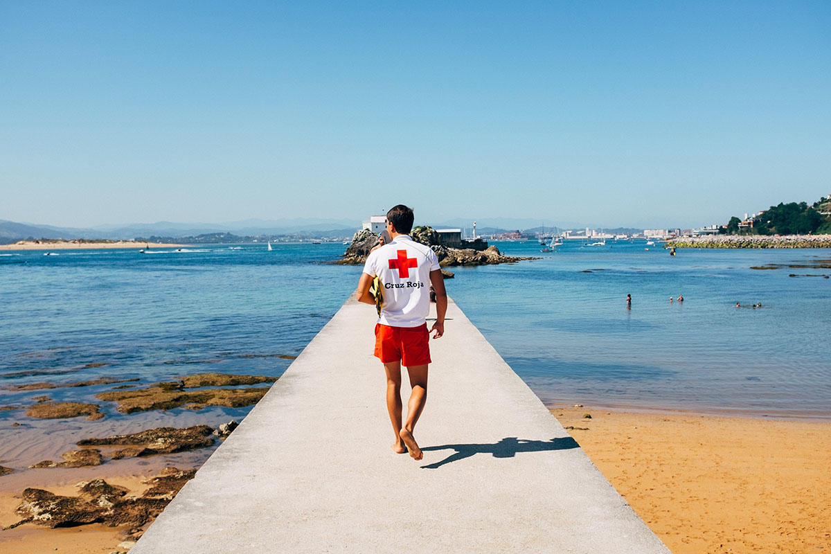 Maître nageur sauveteur en poste à la surveillance des plages